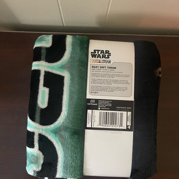 New With Tags, Star Wars The Mandalorian Soft Throw 46” X 60” - Picture 4 of 5